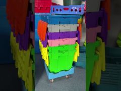 Tekerlekli Platformlar Üzerinde Kapaklı Plastik Kasaların Daha Hızlı Depo İşlemleri İçin İstiflenmesi